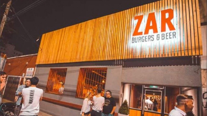 La explosión generó un incendio parcial en el bar