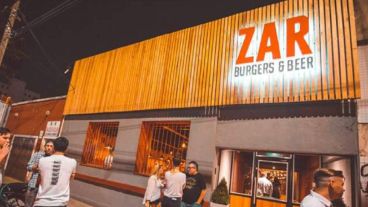 La explosión generó un incendio parcial en el bar