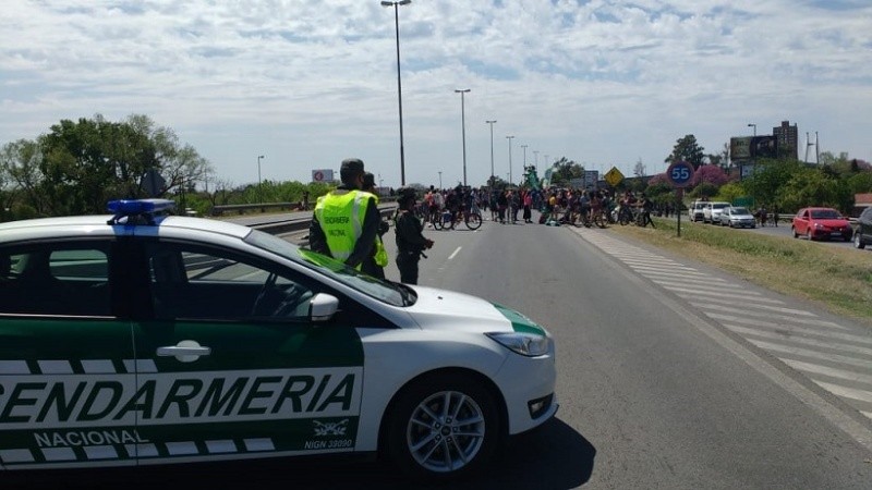 Los manifestantes impidieron el paso en el puente Rosario-Victoria.