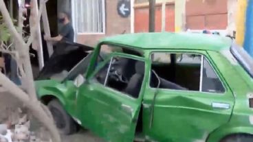 El auto quedó incrustado en una vivienda de Bordabehere y Lubary.