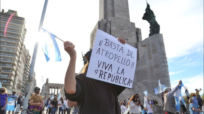 La marcha se organizó en las inmediaciones del Monumento Nacional a la Bandera.