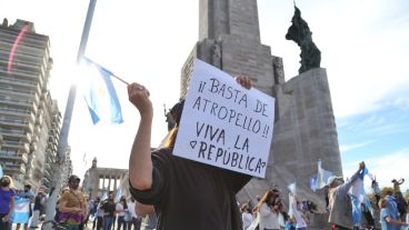 La marcha se organizó en las inmediaciones del Monumento Nacional a la Bandera.