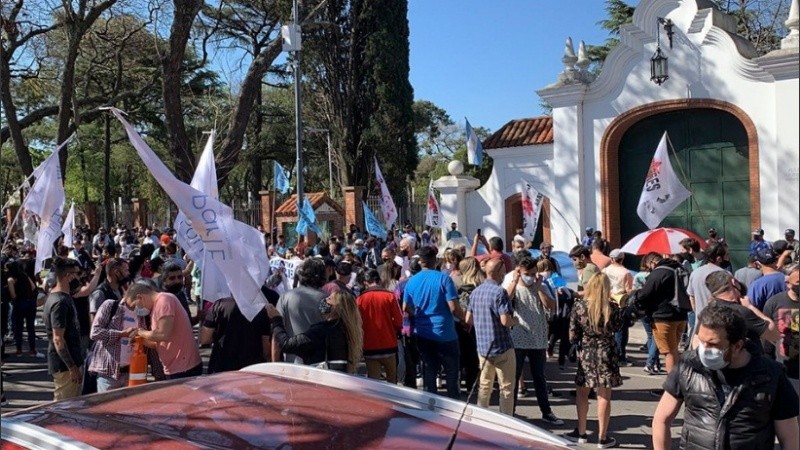 En Olivos se cruzaron manifestantes a favor y en contra del gobierno.