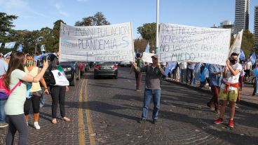 Las consignas "antivacunas" en la marcha opositora de este 12 de octubre.
