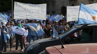 Las consignas "antivacunas" en la marcha opositora de este 12 de octubre.