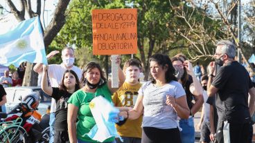 Las consignas "antivacunas" en la marcha opositora de este 12 de octubre.