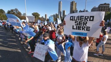 La marcha se organizó en las inmediaciones del Monumento Nacional a la Bandera.