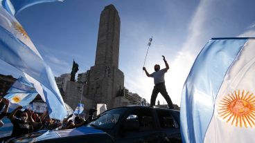 La marcha se organizó en las inmediaciones del Monumento Nacional a la Bandera.
