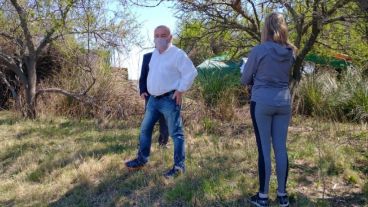 El juez Alonso (en jean y camisa blanca) sospechaba que Prefectura no relevaba sobre maquinaria agrícola escondida por el productor Enzo Mariani.