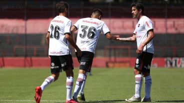 Nicolás Castro, autor del segundo gol leproso, es felicitado por Pablo Pérez.