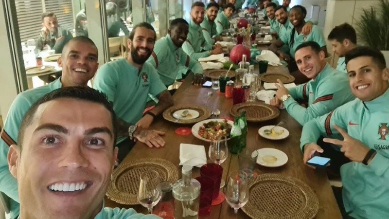 Cristiano Ronaldo compartió una foto con sus compañeros este lunes.