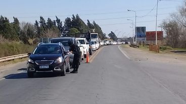 Los vehículos que no tenían justificación para ingresar a la ciudad, fueron enviados de regreso.