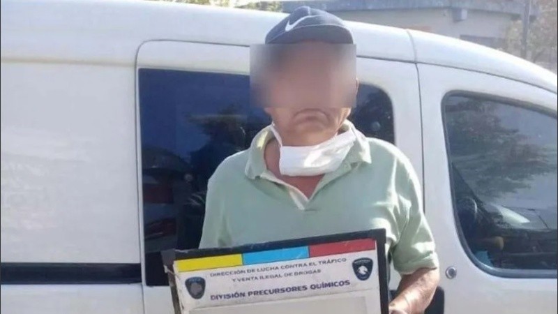 Al ver el operativo policial, el hombre se detuvo para esconder la droga.