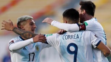 Correa celebra junto a Leo y Nico Domínguez.