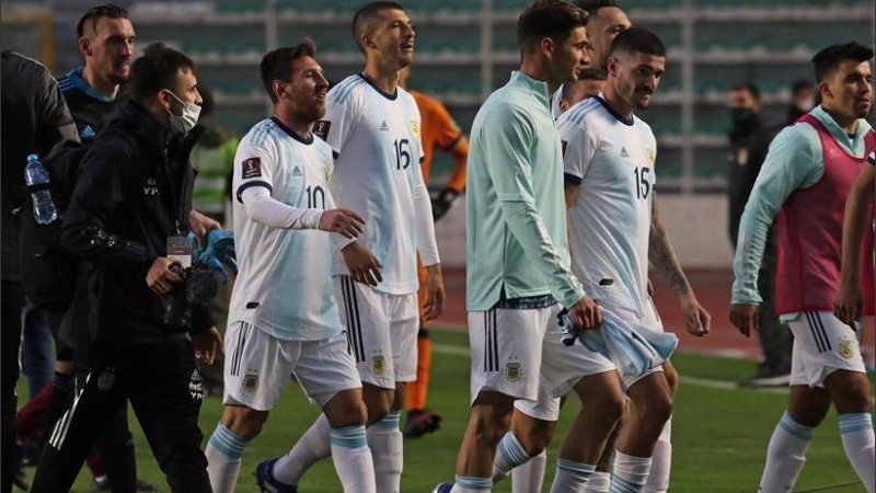 La salida del equipo argentino. Hubo una escaramuza con Lionel como protagonista.