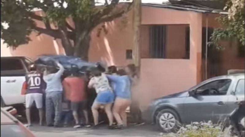 Para llevarse el cuerpo, unas 20 personas 