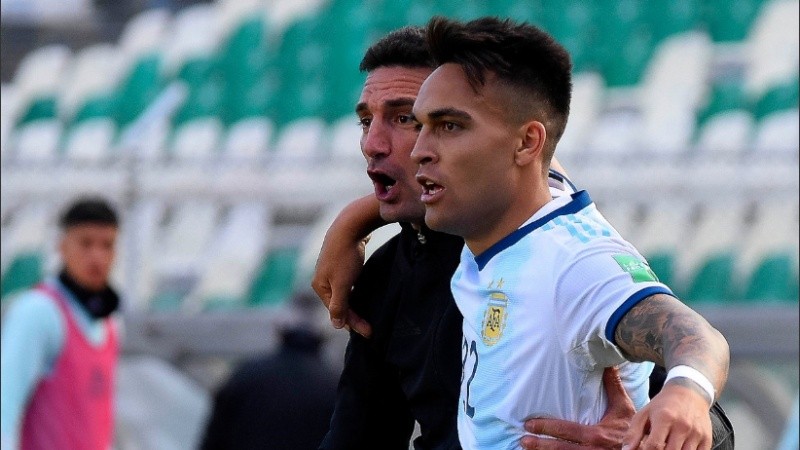 Scaloni grita con Lautaro Martínez el primero de los goles en La Paz.