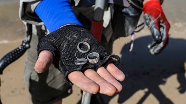 Algunos de los anillos encontrados en la Rambla tras varias horas de búsqueda.