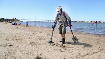 Alberto con su detector en la playa de zona norte.