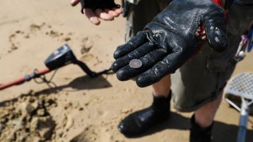 Una moneda de 5 centavos encontrada bajo la arena.
