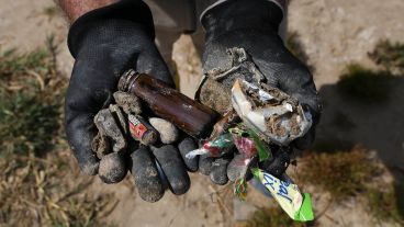 Aseguran que encuentran mucha basura bajo tierra. Ellos mismos se encargan de limpiar la zona.