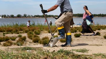 Se hace un pequeño pozo en el lugar donde el detector de metal encuentra una señal.