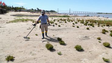 Gustavo, uno de los apasionados a este hobby, este lunes en la Rambla.