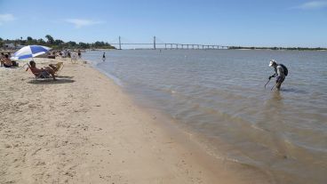 Por la bajante del río Paraná hay mucho más espacio para buscar.
