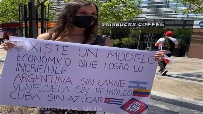 El cartel de una manifestante alentó el comentario del mandatario brasilero.
