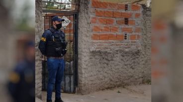 Uno de los operativos, en Pozos al 2600, en la zona norte de Rosario.