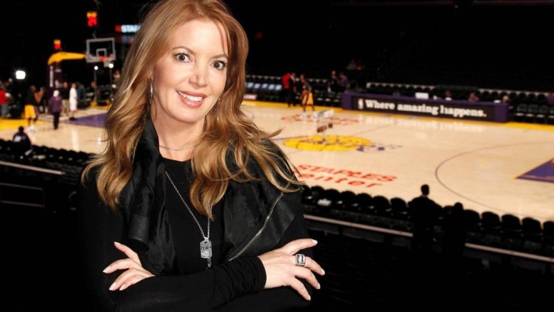 Es la primera propietaria mujer cuyo equipo ganó un campeonato de la NBA.