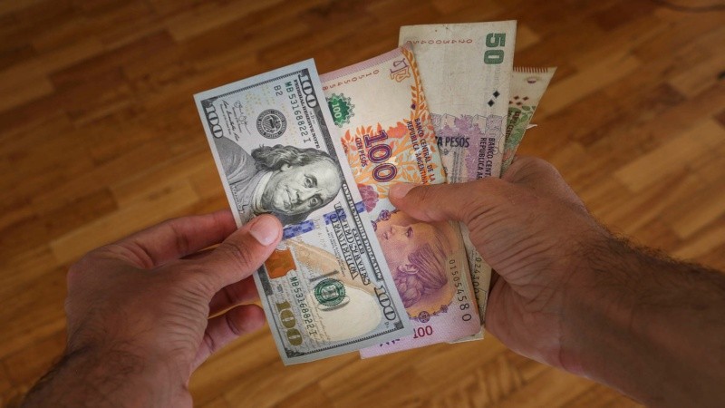 La brecha entre el dólar oficial y el informal supera el 100 por ciento.