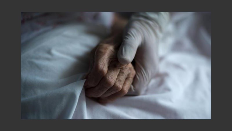 El marco dramático que plantea la muerte en aislamiento y soledad provoca un sufrimiento inusitado tanto en la persona por morir, como en su entorno afectivo.