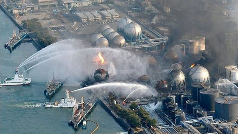 La central nuclear de Fukushima, luego de ser golpeada por el tsunami en 2011