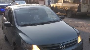 El cuerpo de la víctima fue hallado dentro del auto por la Policía.