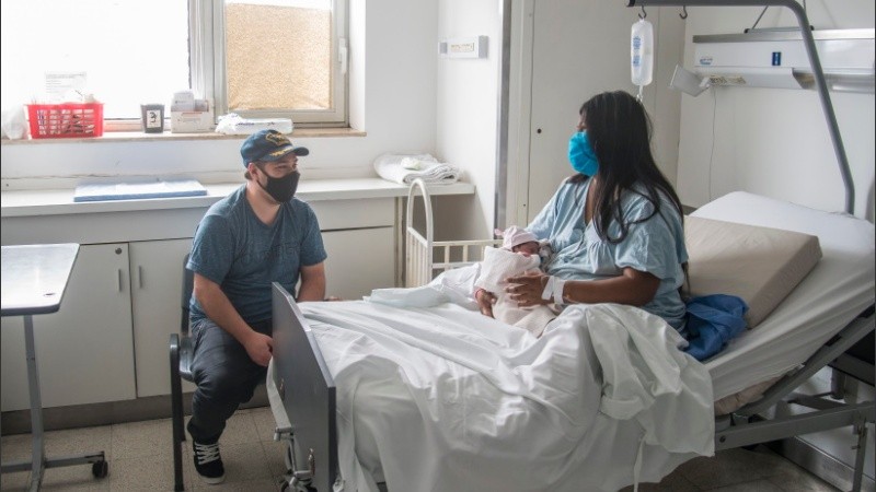 La Maternidad Martin dispone de habitaciones de aislamiento para mamás sospechosas de covid-19 donde puede ingresar un acompañante. 