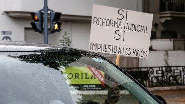 Postales de la caravana peronista este sábado 17 de octubre por las calles de Rosario.