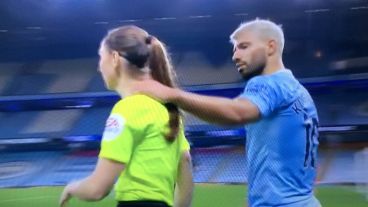 Agüero pasó su mano por el cuello de la jueza de línea y generó polémica.