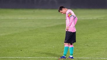 Lionel Messi mira el piso tras la derrota ante Getafe.