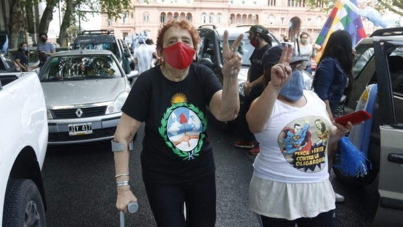 Dos mujeres participan de la movilización.