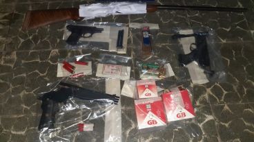 Las armas secuestradas en los operativos de este sábado.