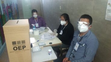 Una mesa de votación en Rosario.