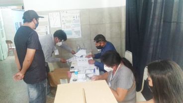 Una mesa de votación en Rosario.