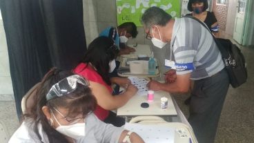Bolivianos votan en la escuela República de Bolivia de Rosario.