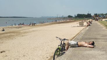 A pesar de las restricciones, algunos se acercaron al río.