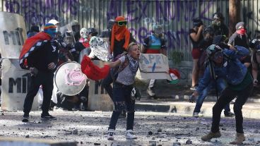 La gente se congregó desde temprano con pancartas y cánticos.