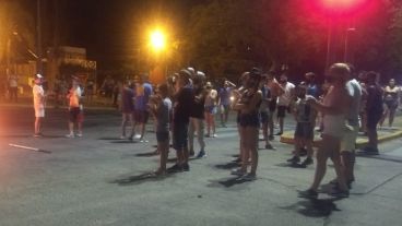 Decenas de manifestantes pedían que "ayuden a la gente a trabajar”.