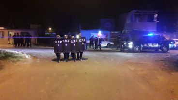 Hubo momentos de tensión con los vecinos en el barrio del asesinato.