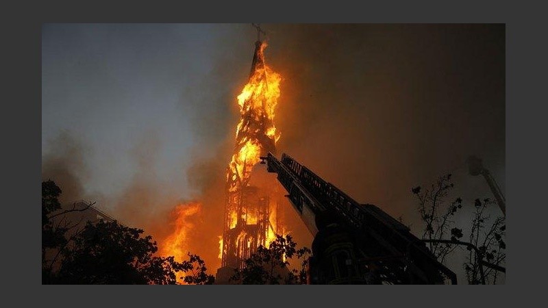 Así ardió la iglesia de Santiago antes de derrumbarse. 