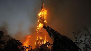 Así ardió la iglesia de Santiago antes de derrumbarse.